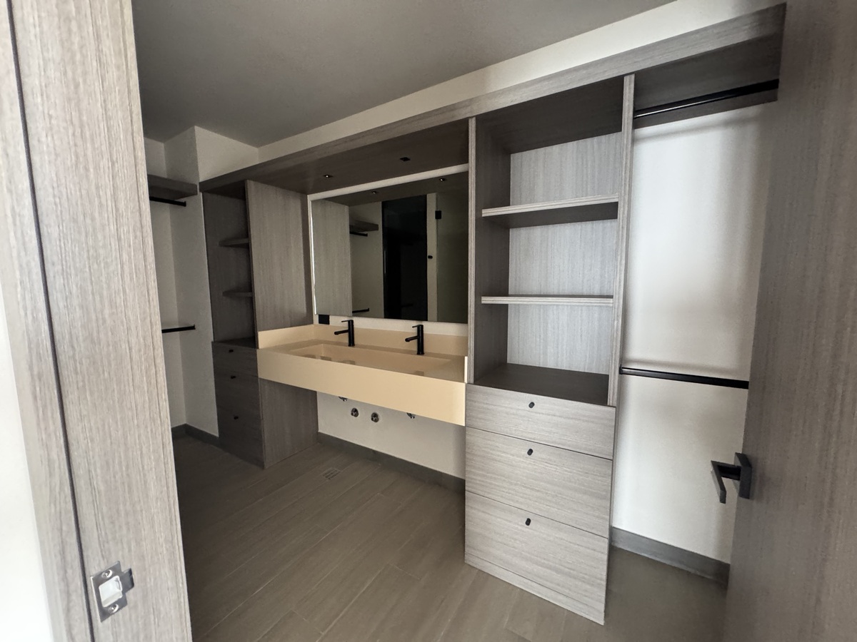 5 of 13: closet principal 2 labados