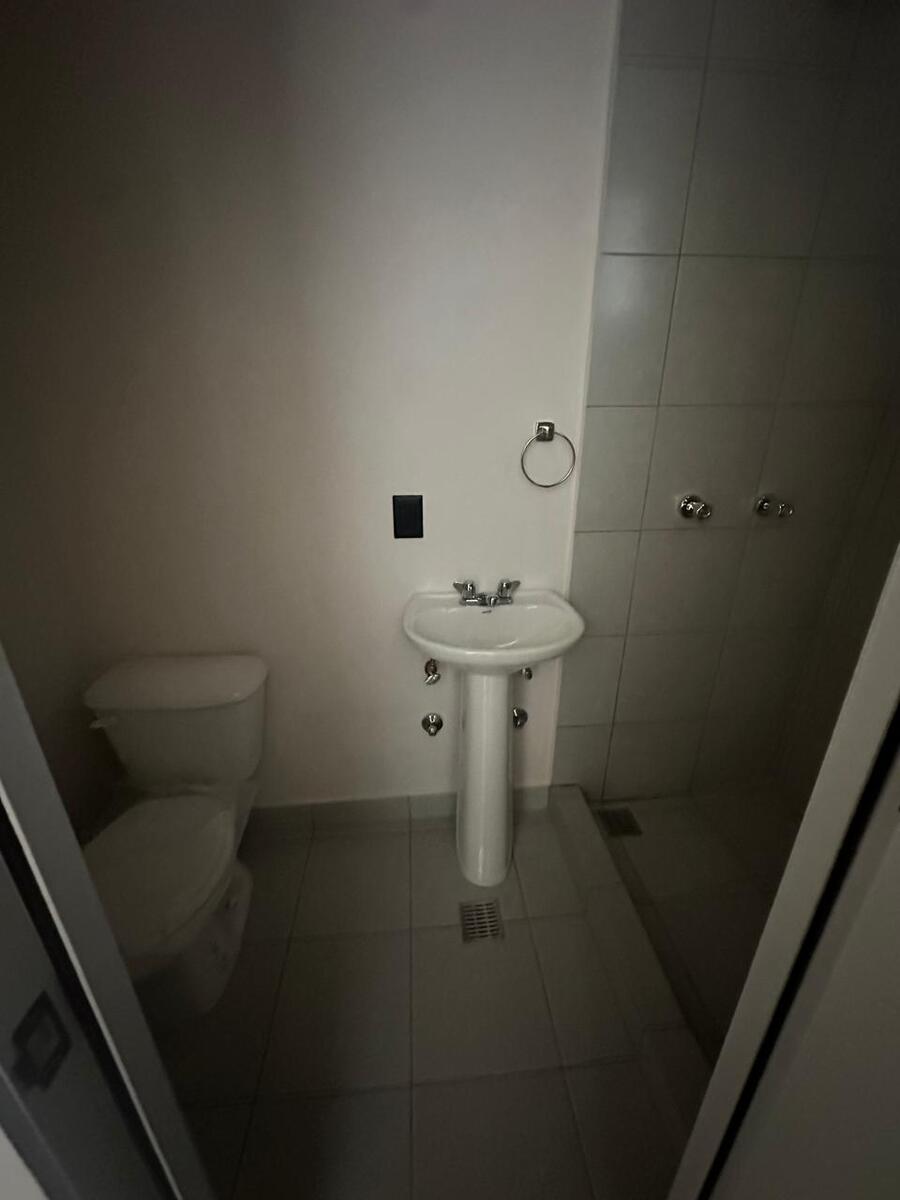 12 of 13: baño de servicio