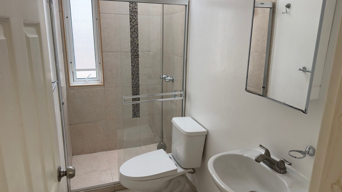 28 de 28: Baño completo compartido