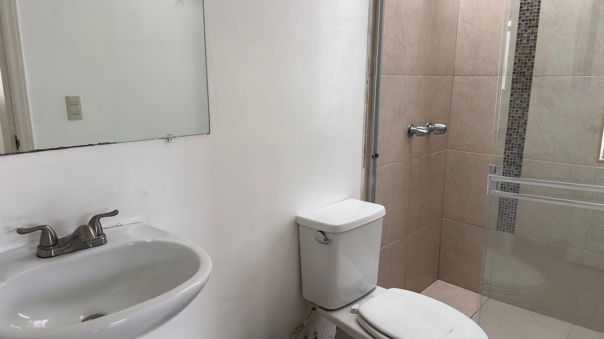 21 de 28: Baño completo recamara principal