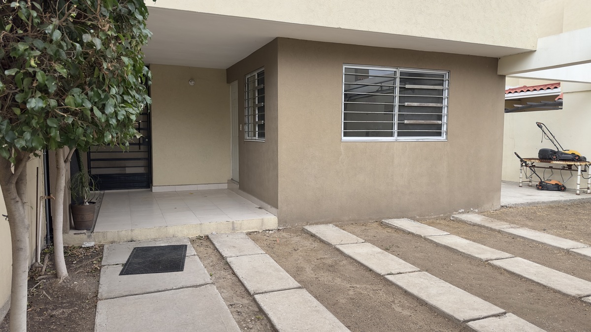 Vista entrada casa puerta pestonal