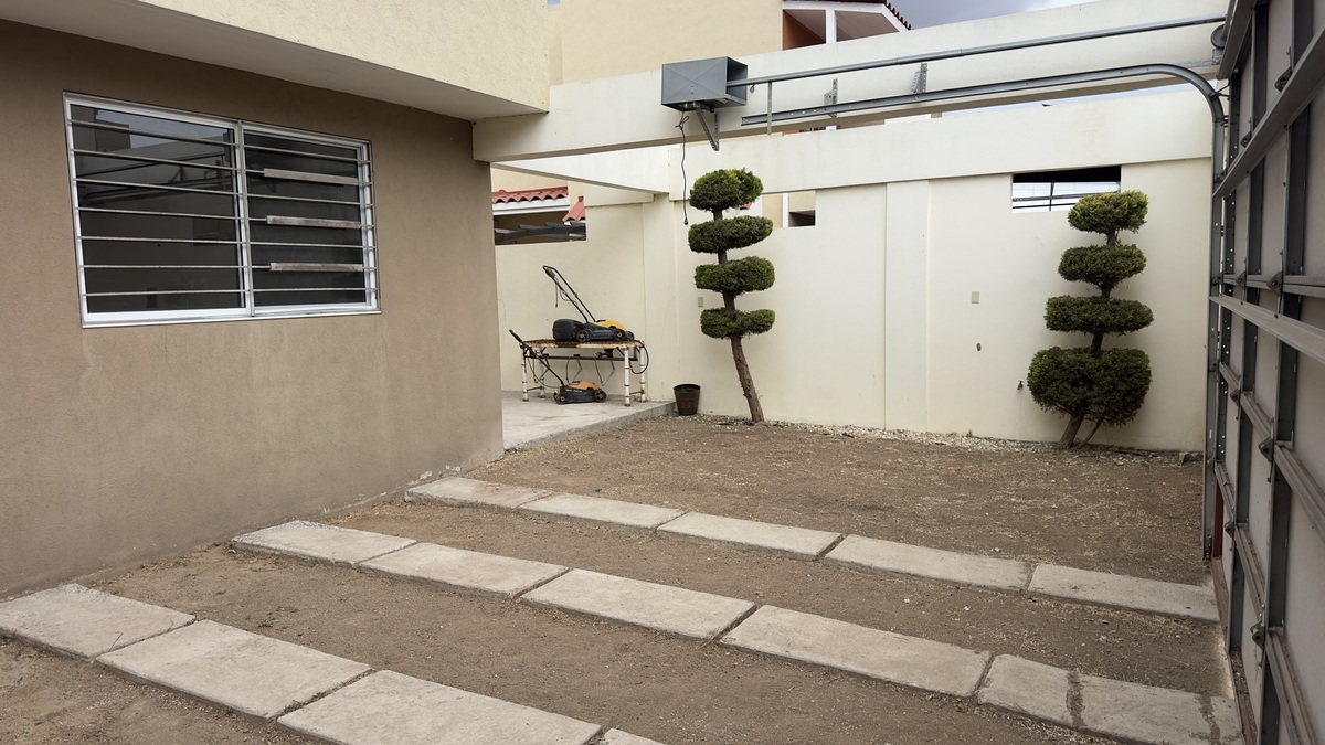 Vista cochera entrada peatonal