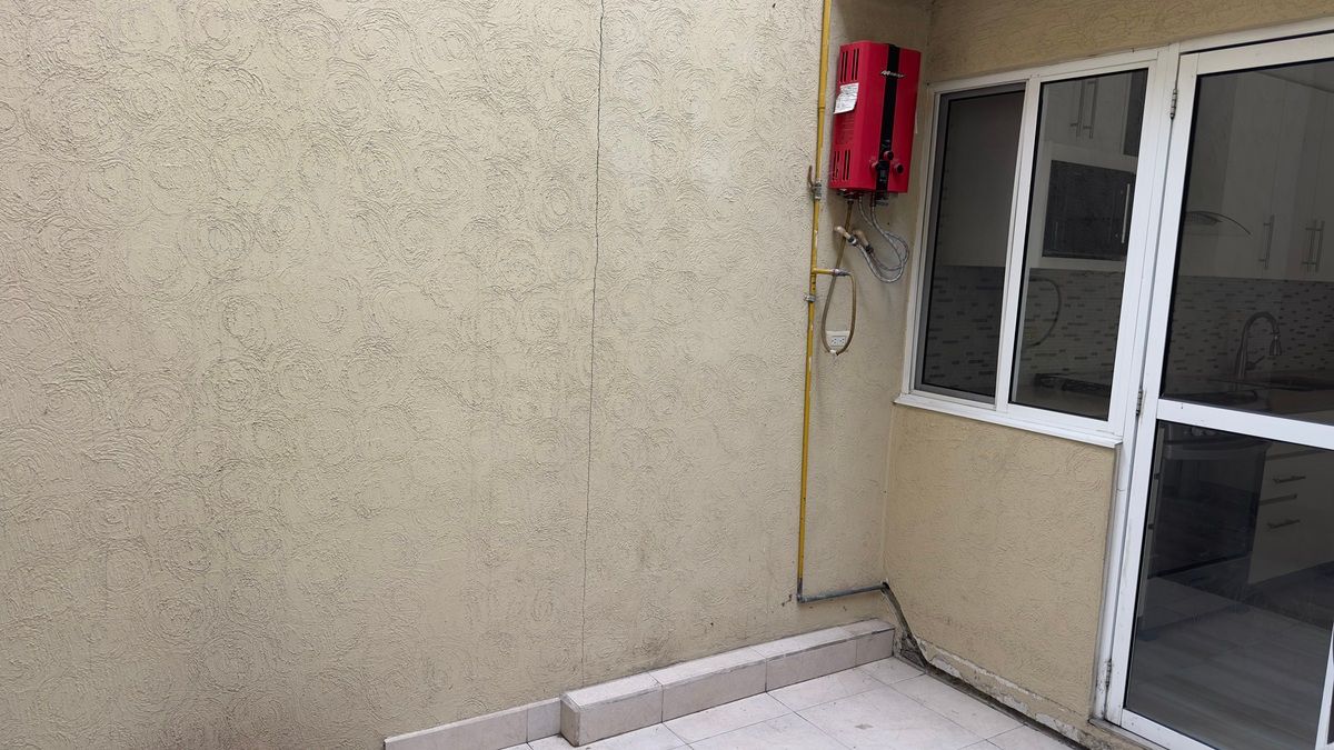 16 de 28: Patio al salir de cocina