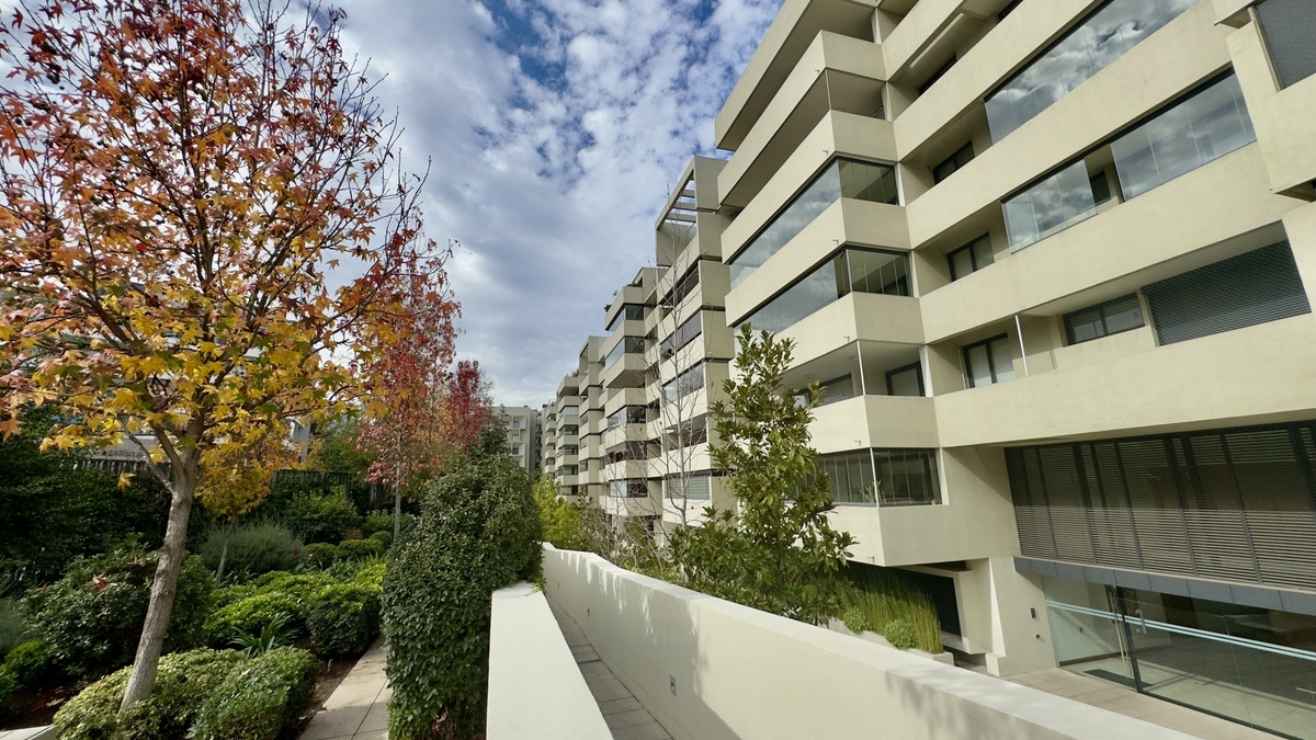 2 de 23: Vista 2 lateral del edificio