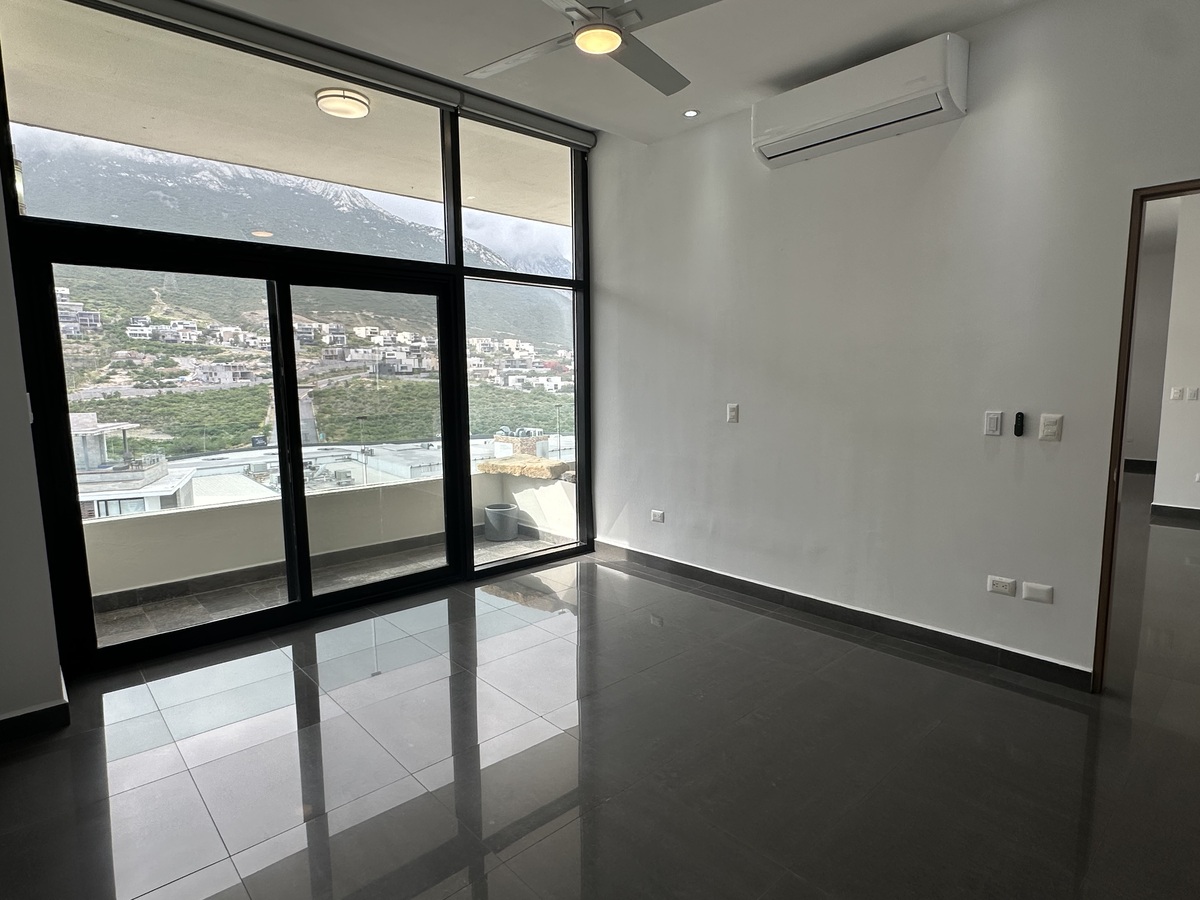 7 de 18: Recámara 1 con terraza