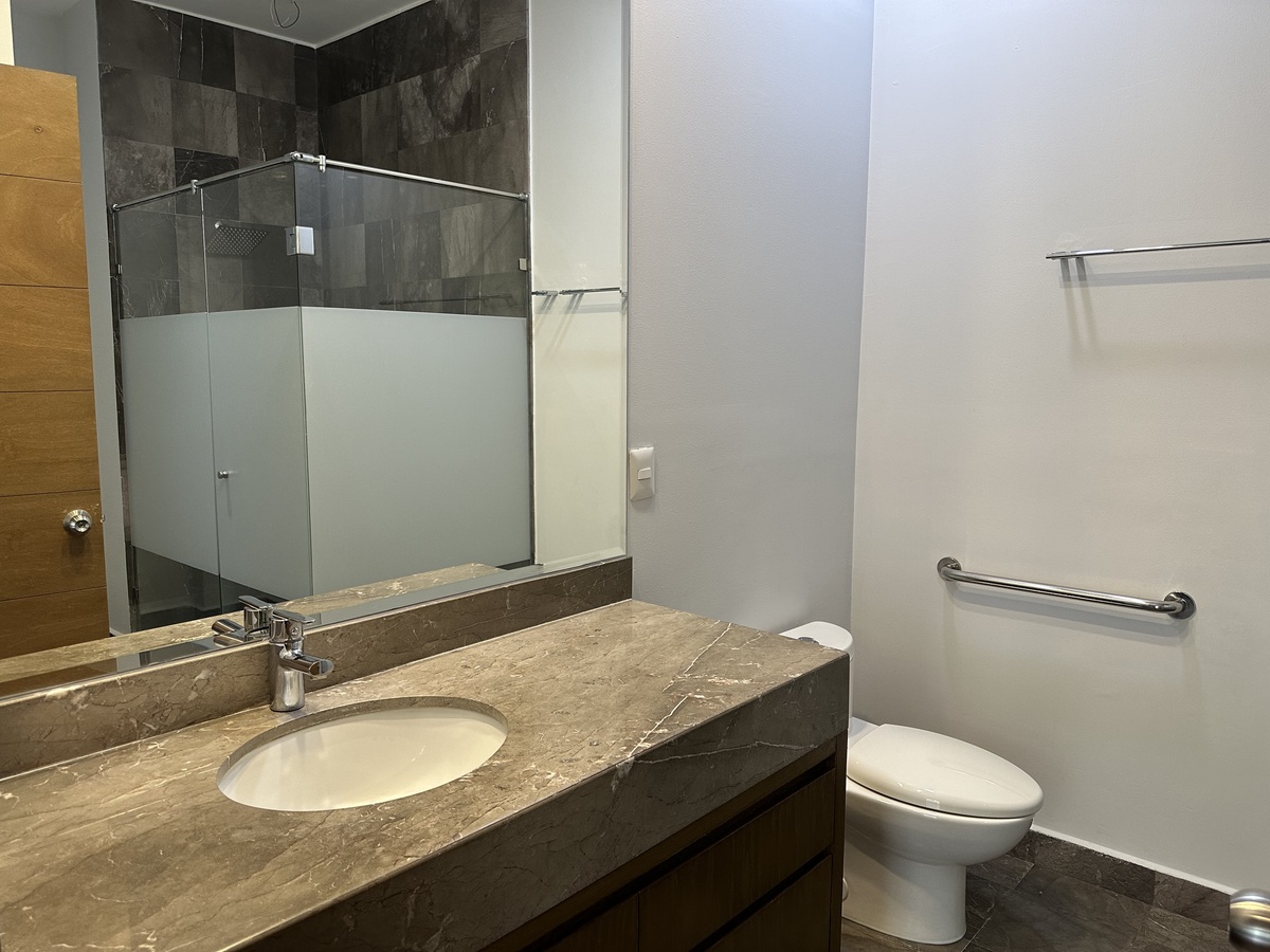 9 de 18: Baño en recámara 1