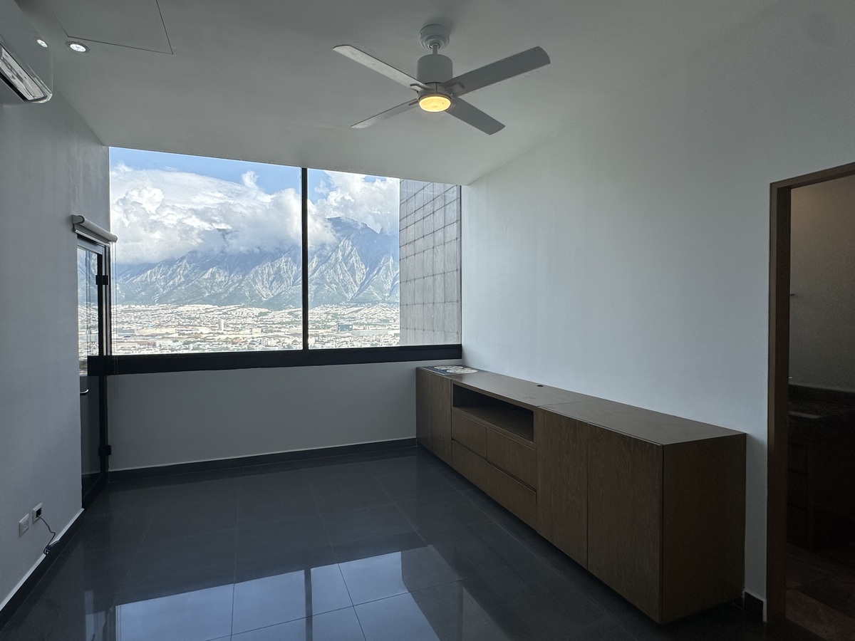 10 de 18: Recámara 2 con terraza y vistas al Cerro de las Mitras