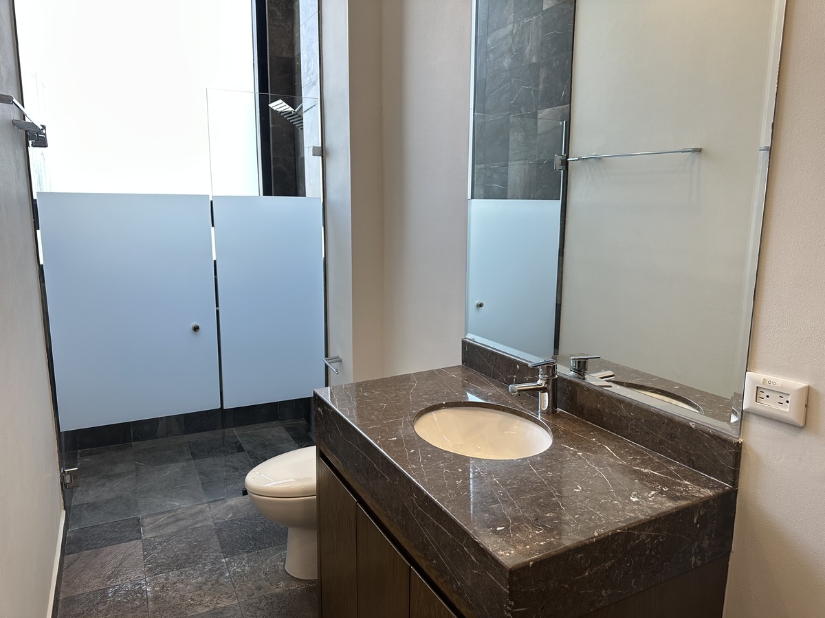 11 de 18: Baño y vestidor en recámara 2