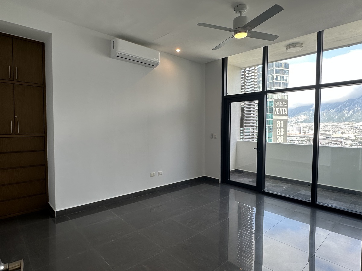 12 de 18: Recámara 3 con terraza y vistas al Cerro de las Mitras