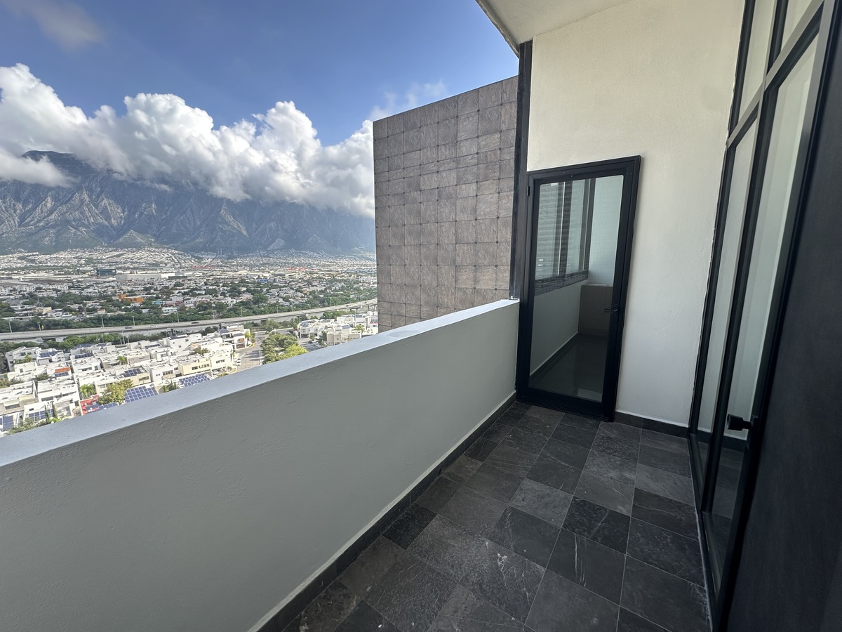 14 de 18: Terraza con acceso a recámaras 2 y 3