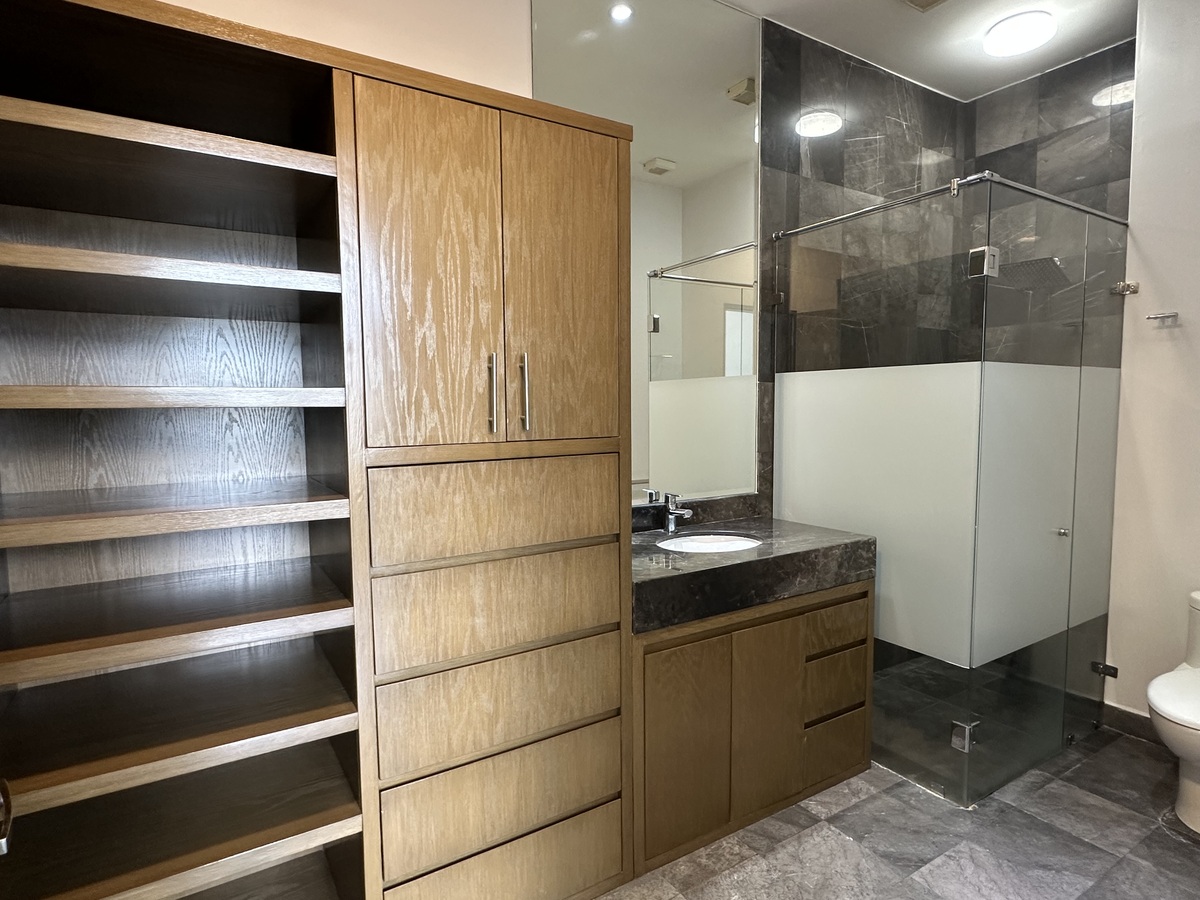 13 de 18: Baño y vestidor en recámara 2