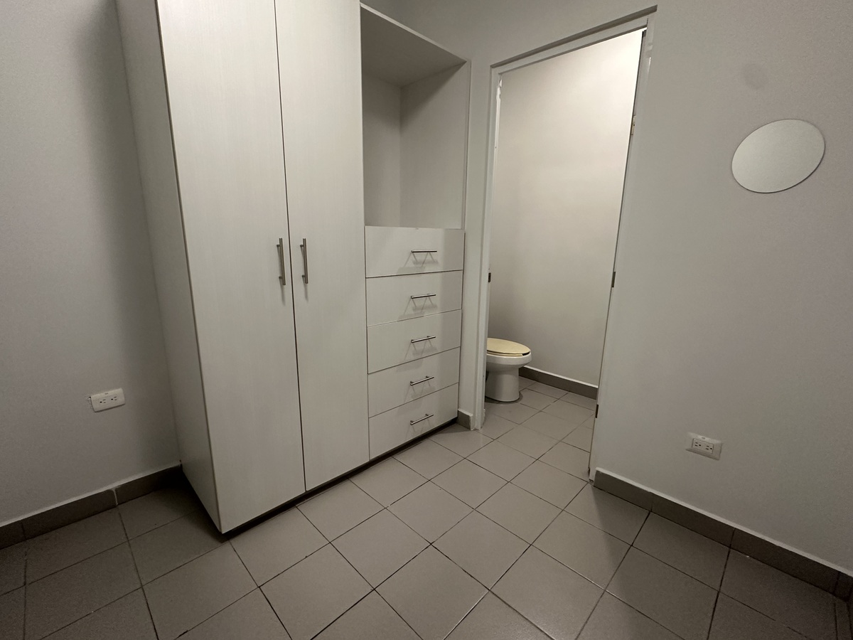 18 de 18: Cuarto de servicio con baño completo
