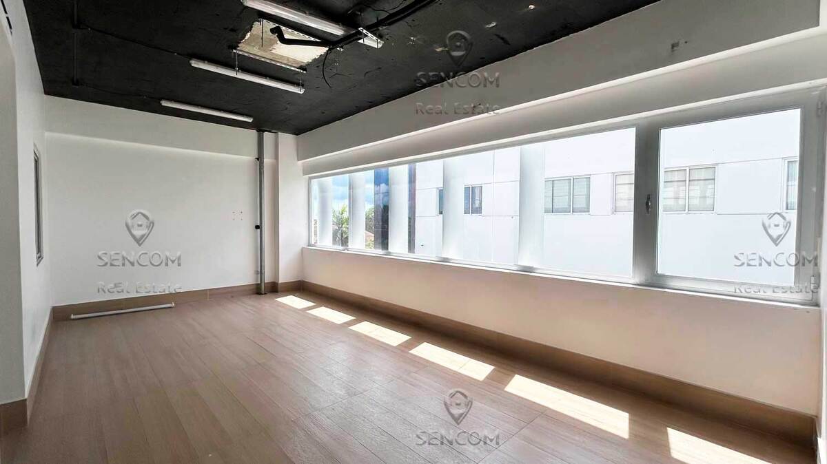 7 de 8: Se alquila el local en Puntacana Village 7