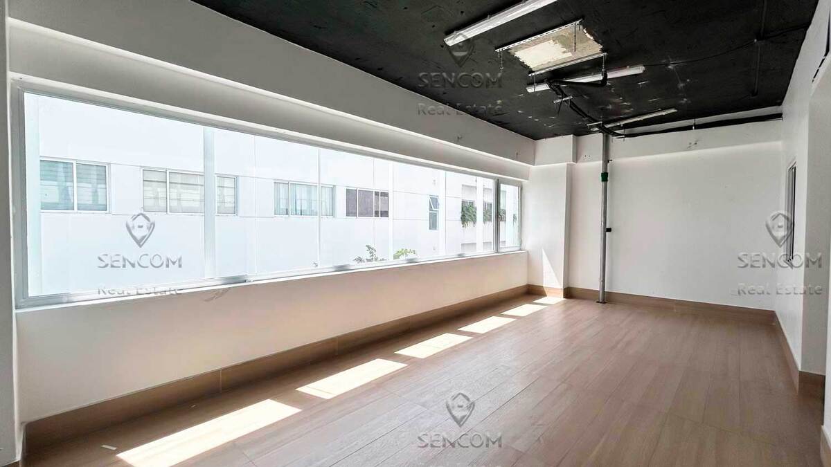 6 de 8: Se alquila el local en Puntacana Village 6