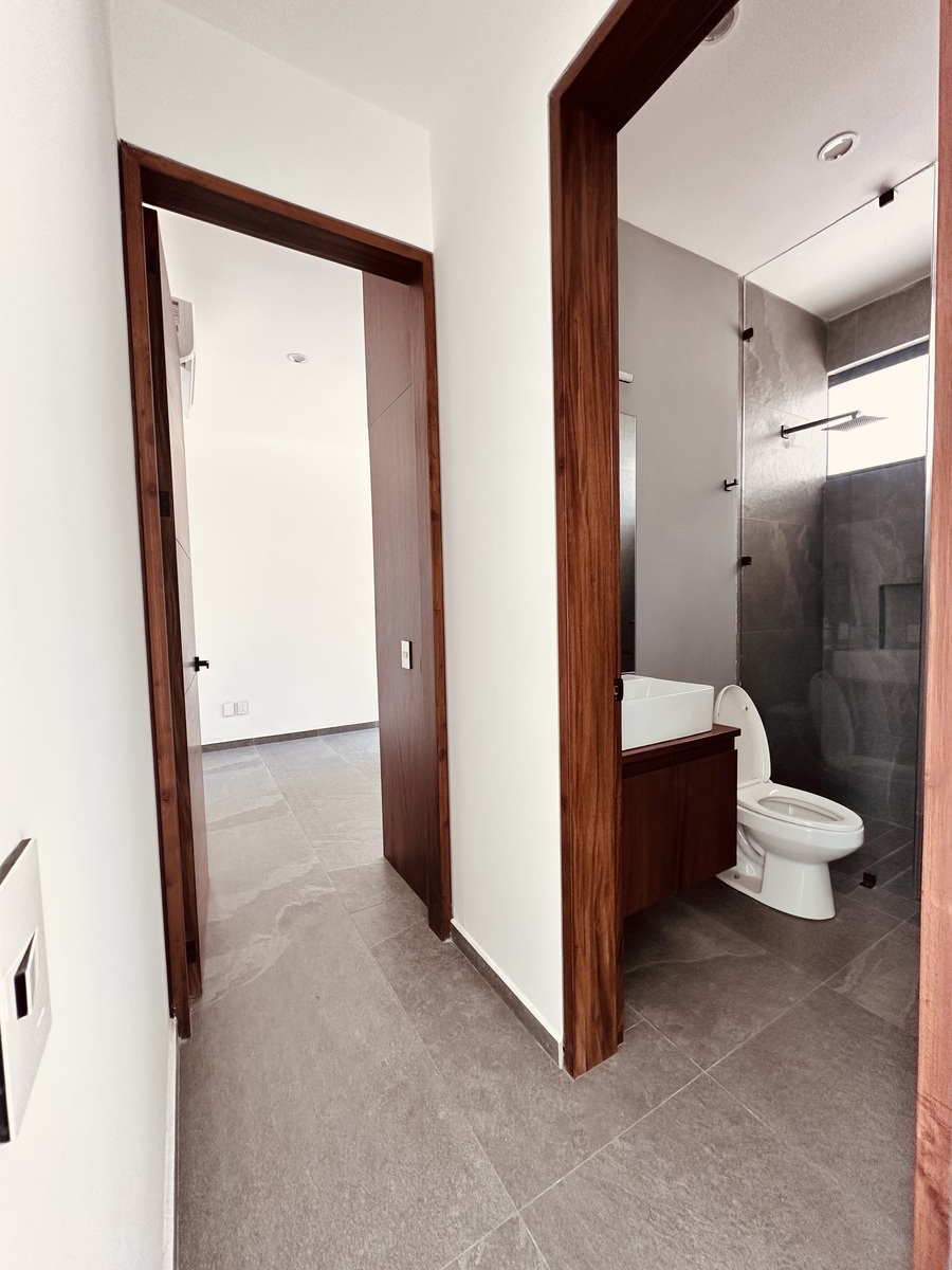 19 of 20: Baño recámaras secundarias