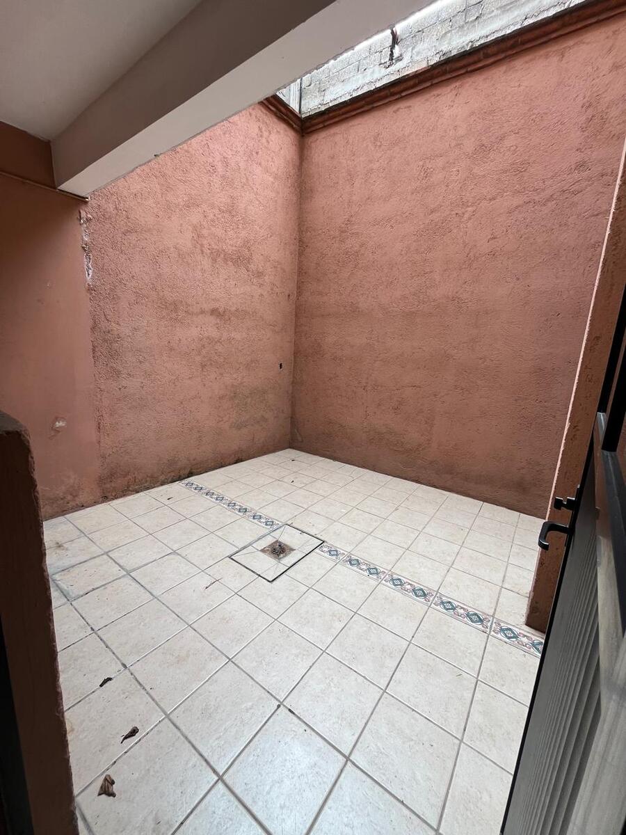 5 of 17: Patio Servicio
