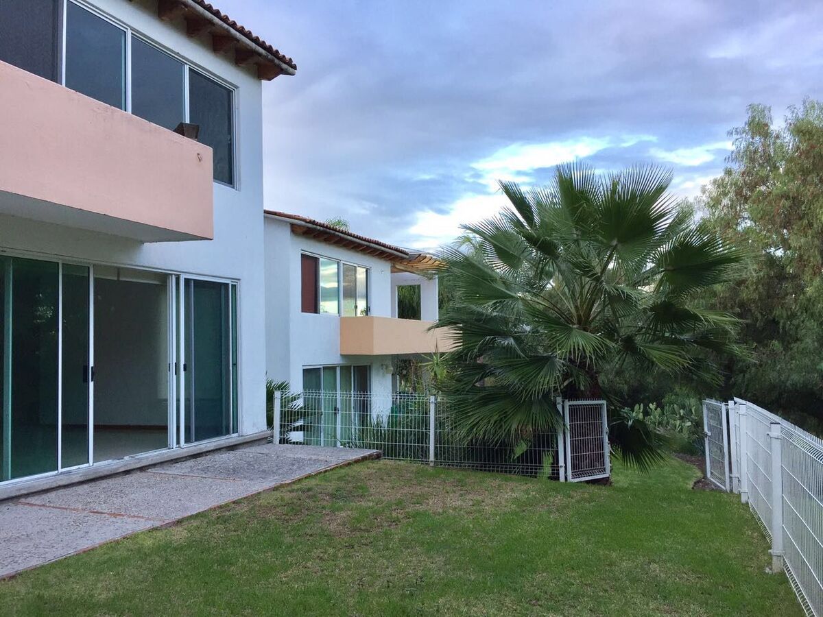 3 de 9: Amplio jardín
