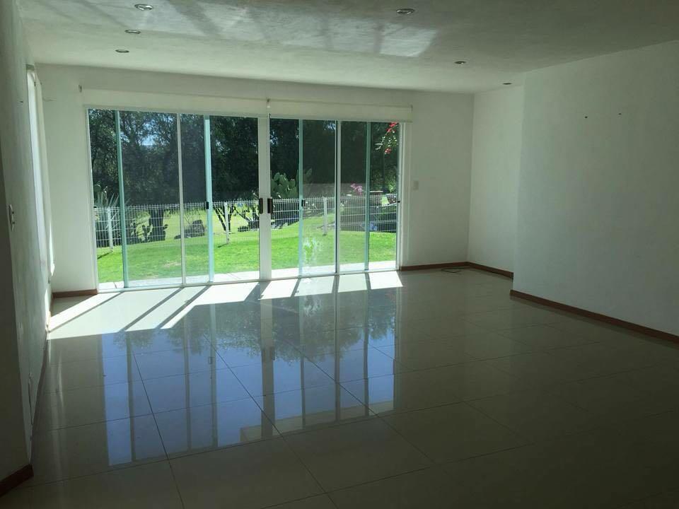 5 de 9: Estancia de comedor con salida al jardín