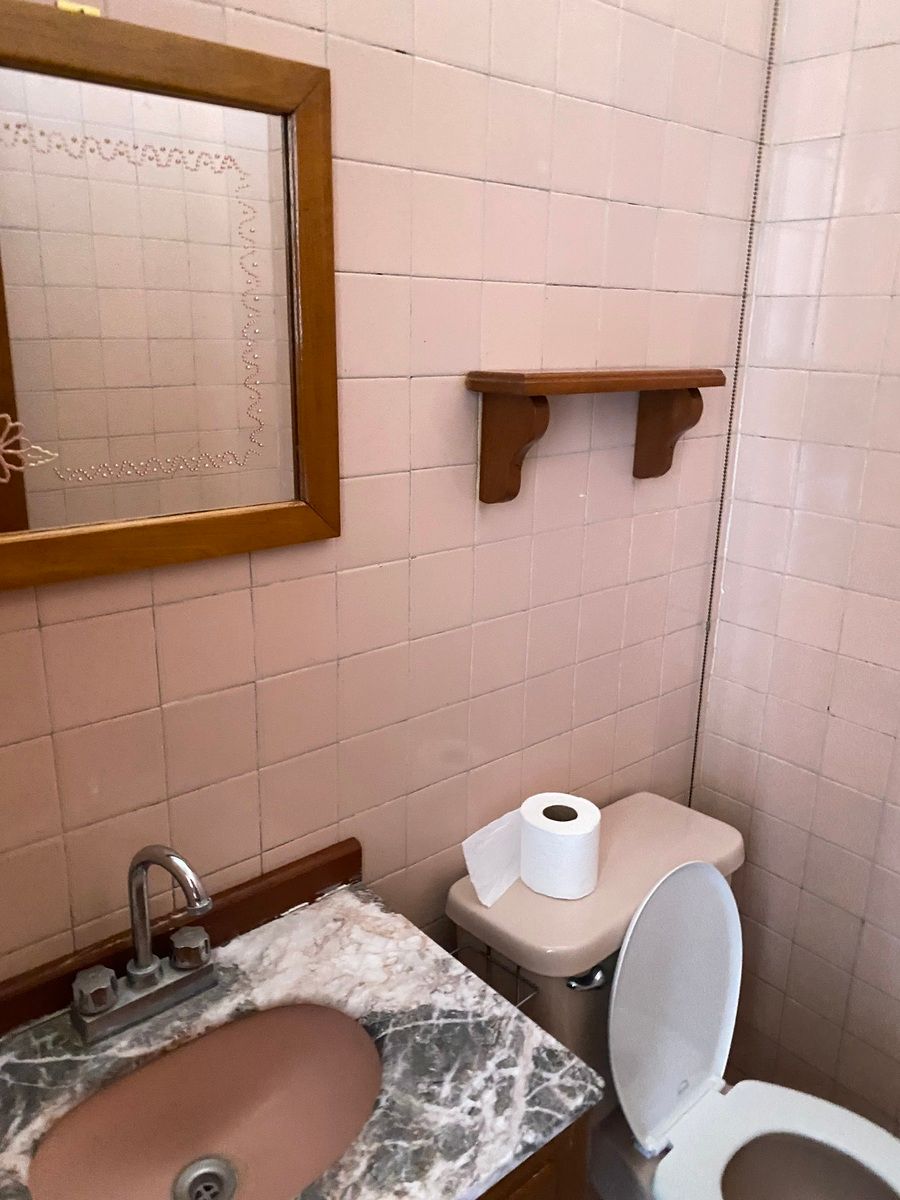 16 of 20: Medio baño