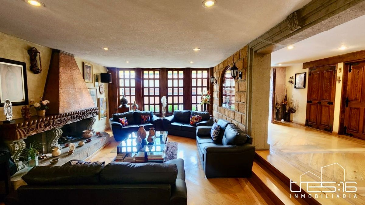 2 of 44: Sala y entrada