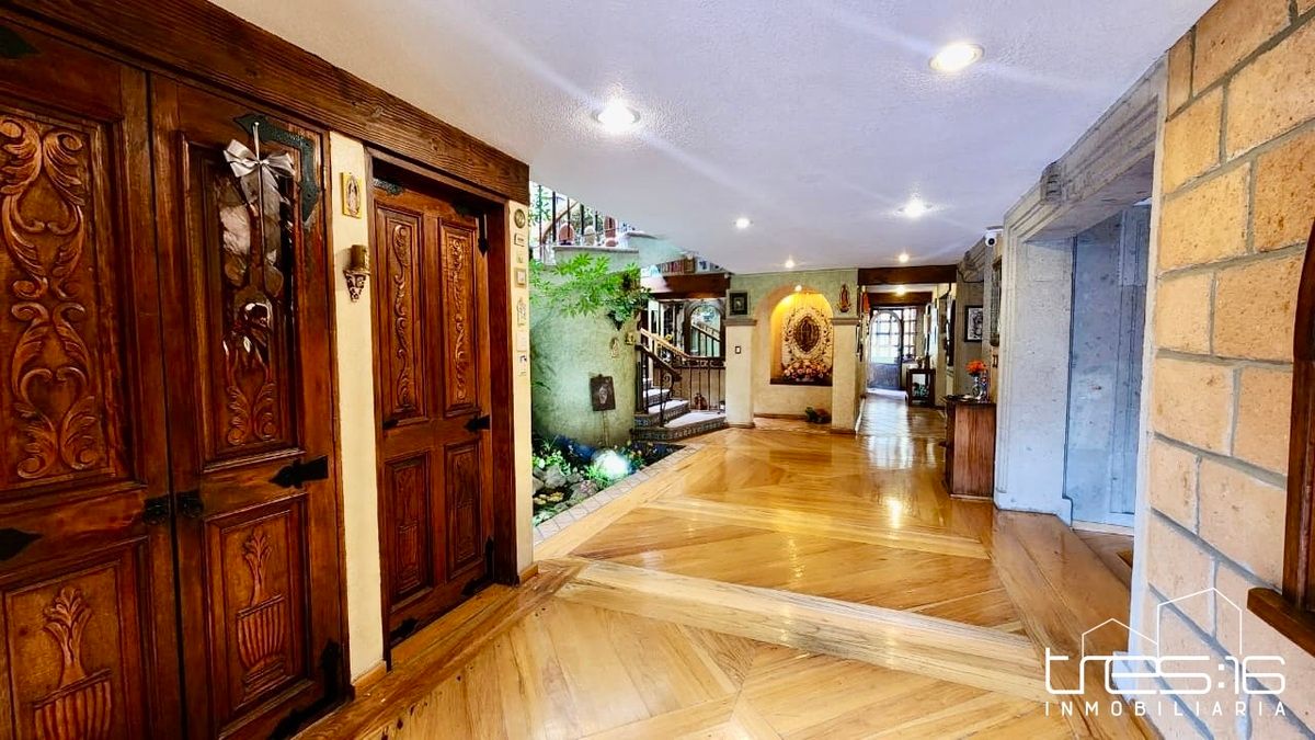 9 of 44: Corredor de entrada y puerta de estudio