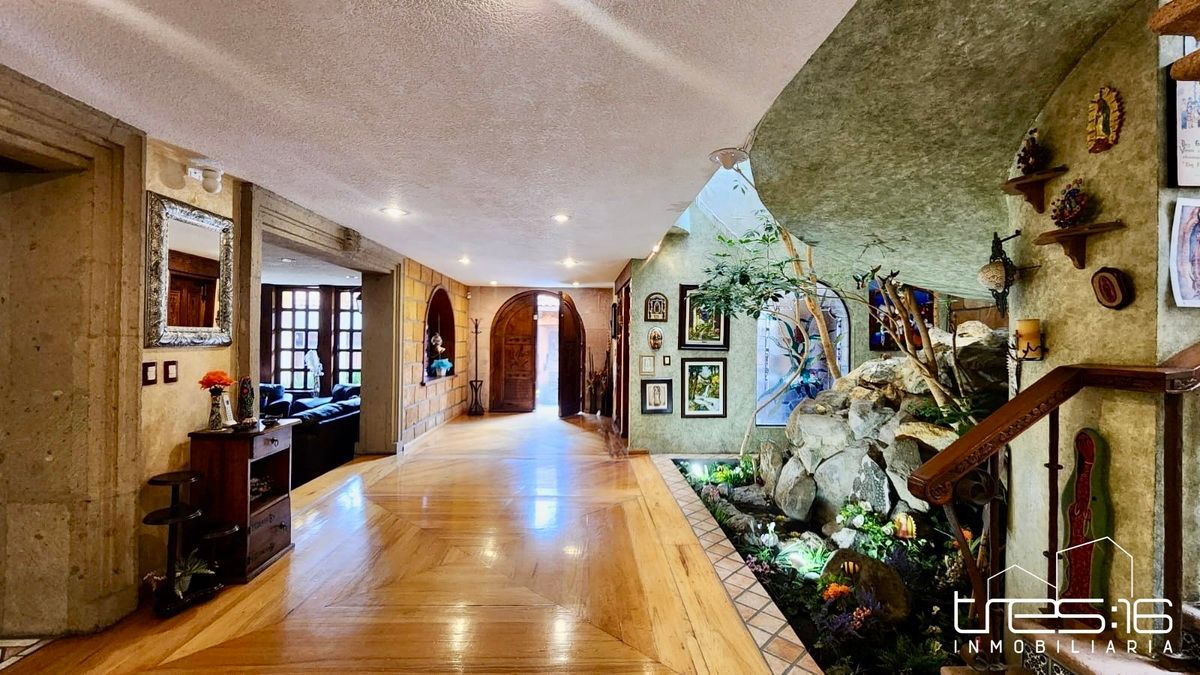 10 of 44: Entrada principal