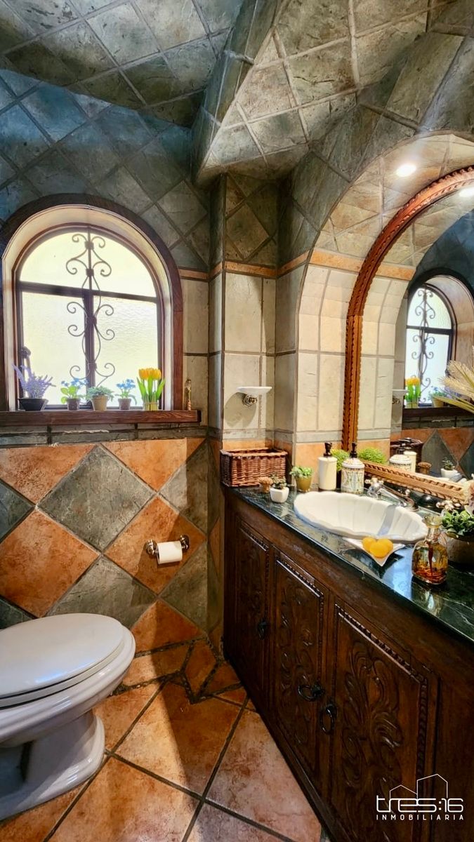 12 of 44: Medio baño planta baja