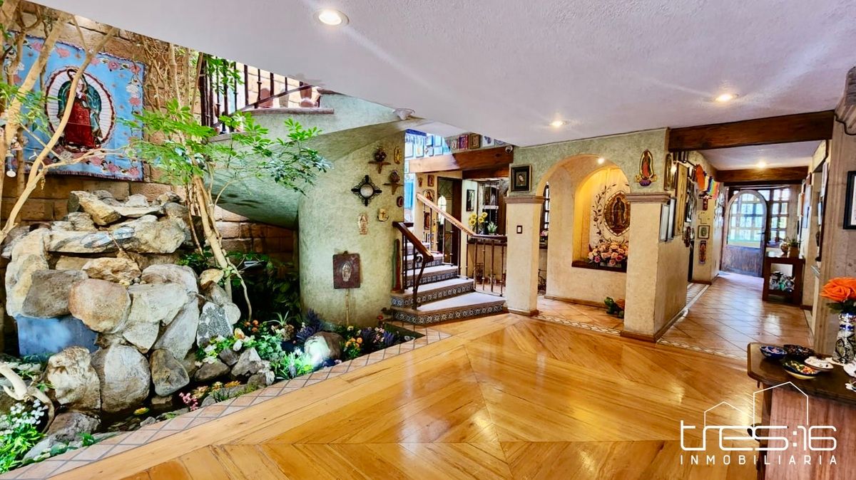 13 of 44: Escalera hacia segundo nivel