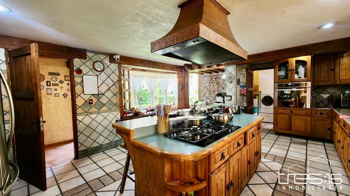 15 of 44: Cocina y al fondo área de lavado