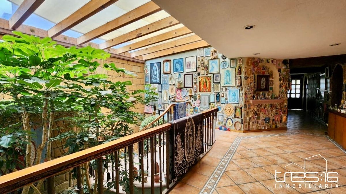 21 of 44: Escalera y corredor segundo nivel