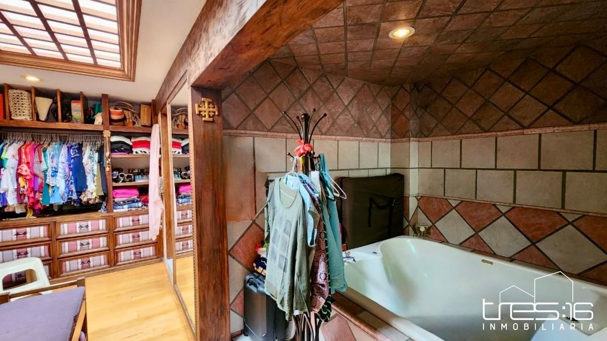 26 of 44: Vestidor y jacuzzi recámara principal