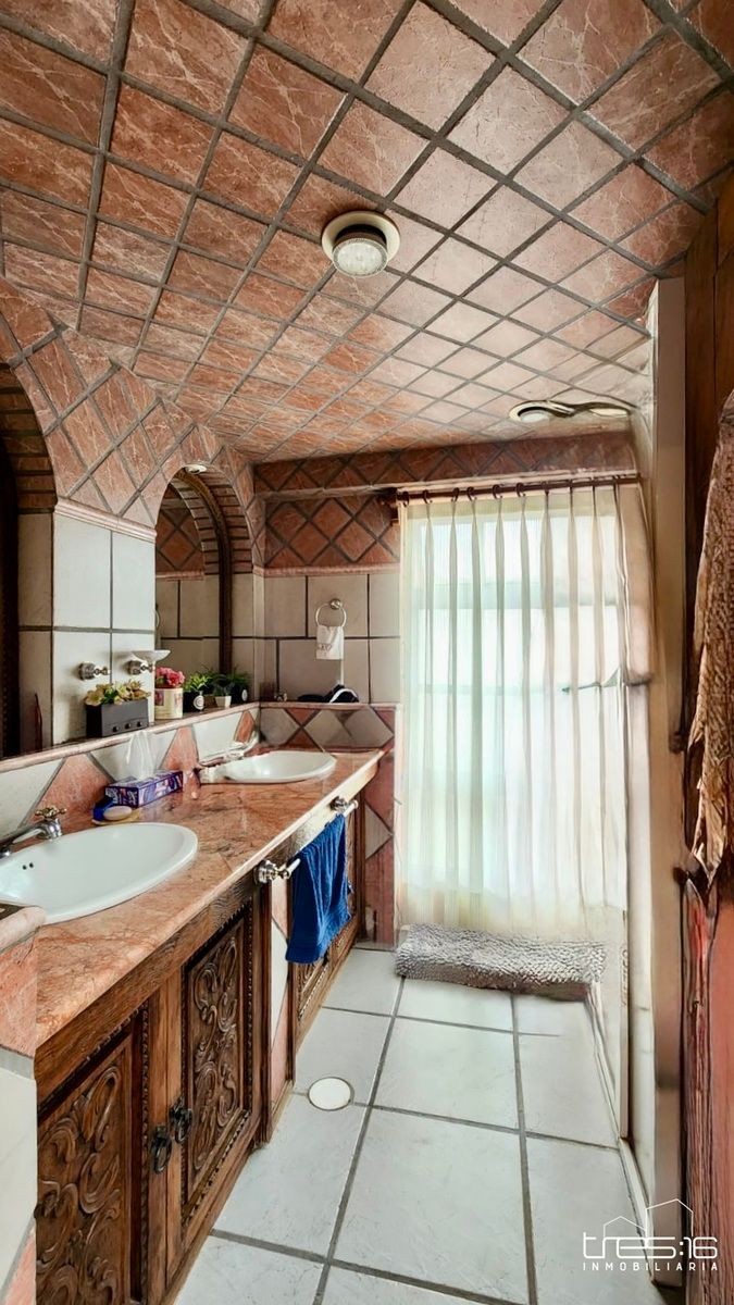 27 of 44: Baño recámara principal