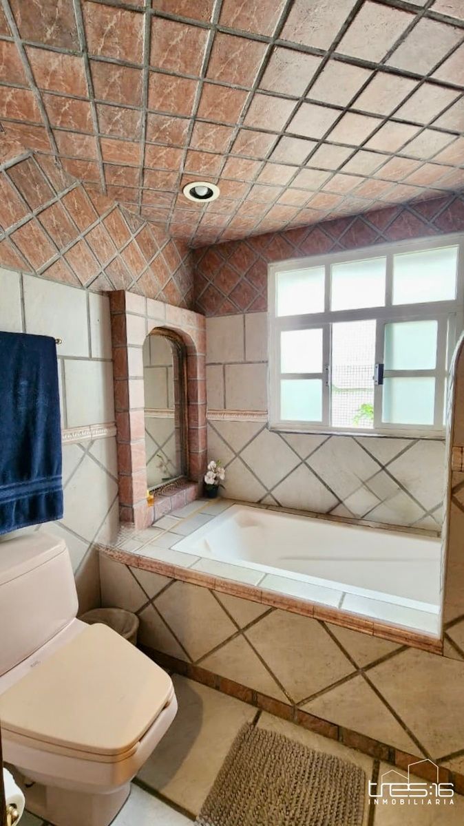 33 of 44: Baño recámara secundaria