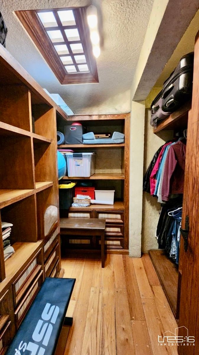 36 of 44: Vestidor recámara secundaria 2