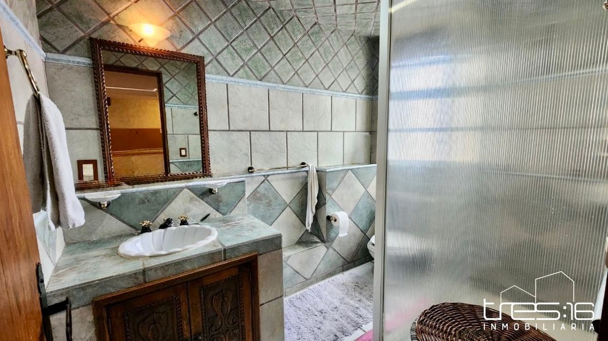 37 of 44: Baño recámara secundaria 2