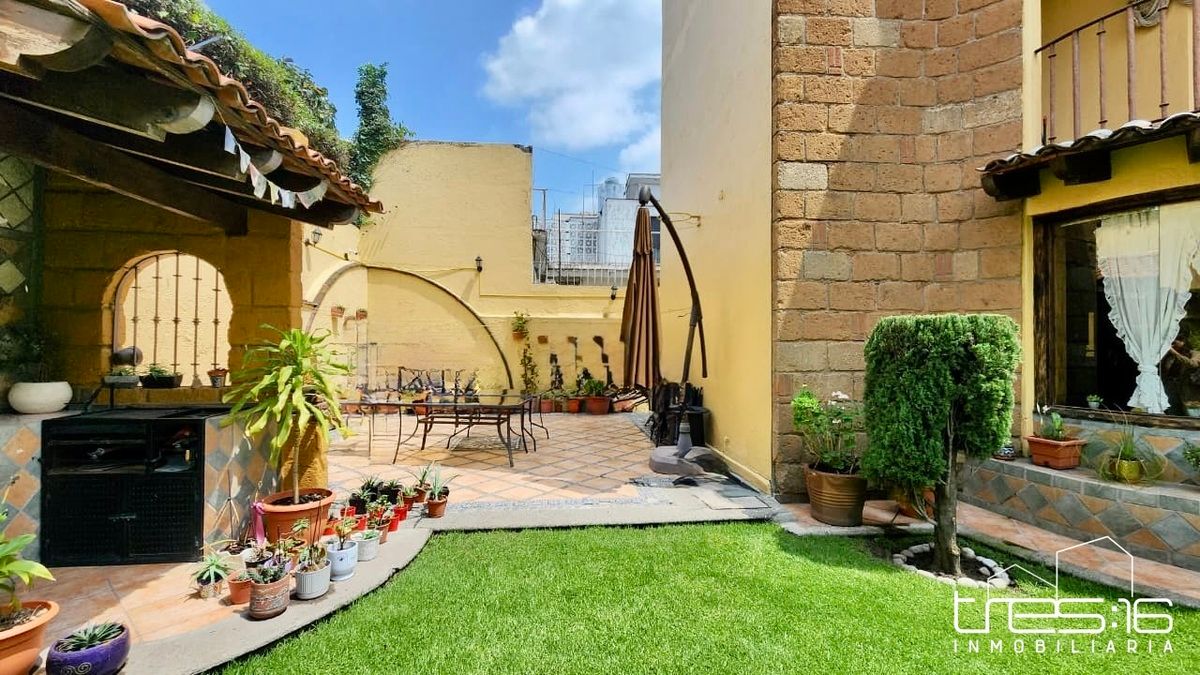 42 of 44: Jardín, área de asador y terraza