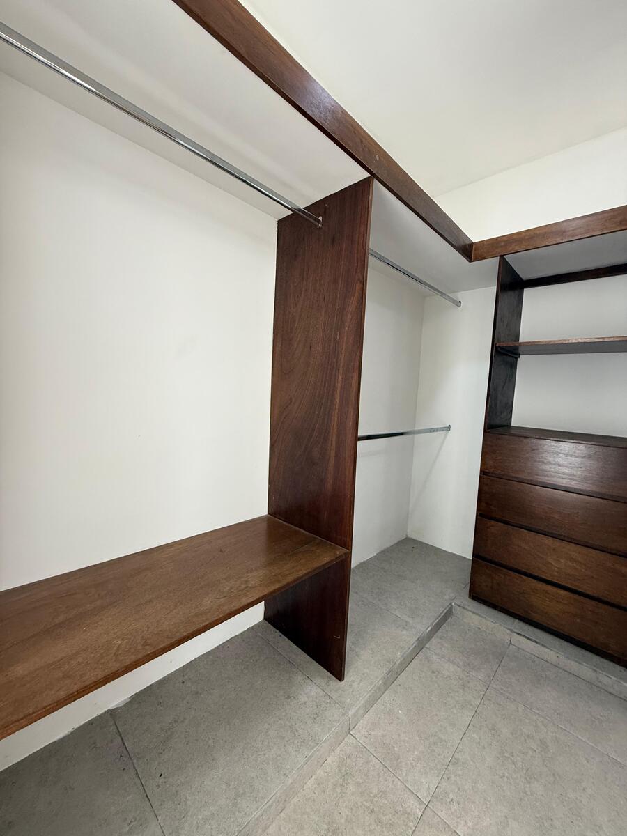 8 de 13: Closet Vestidor Habitación Principal