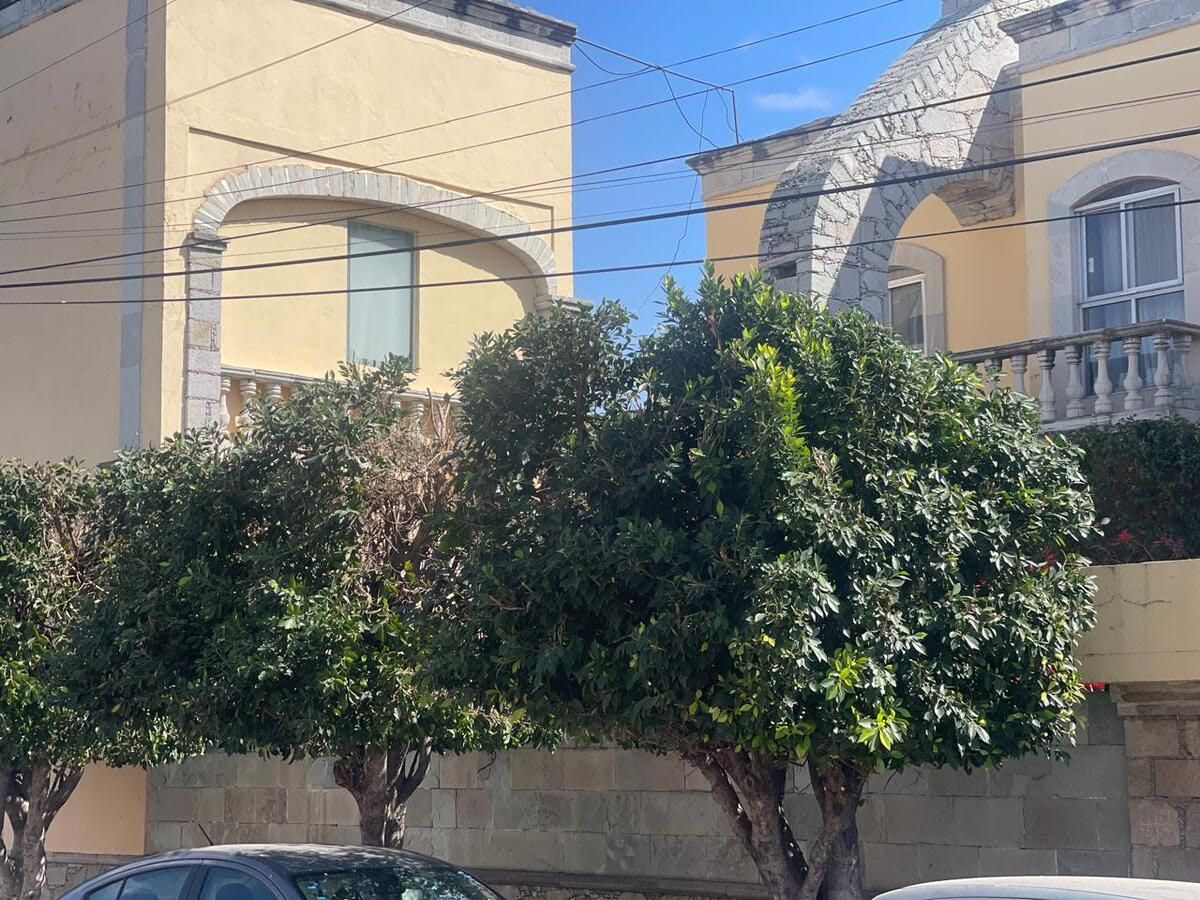 Oportunidad Amplia Casa en Venta en Los Eucaliptos.