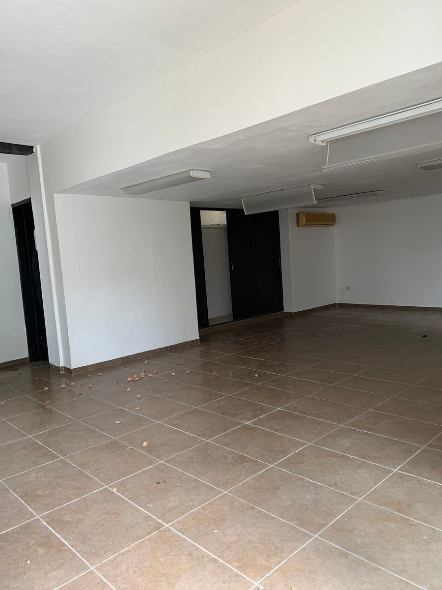 8 de 13: Salon usos múltiples (oficina)