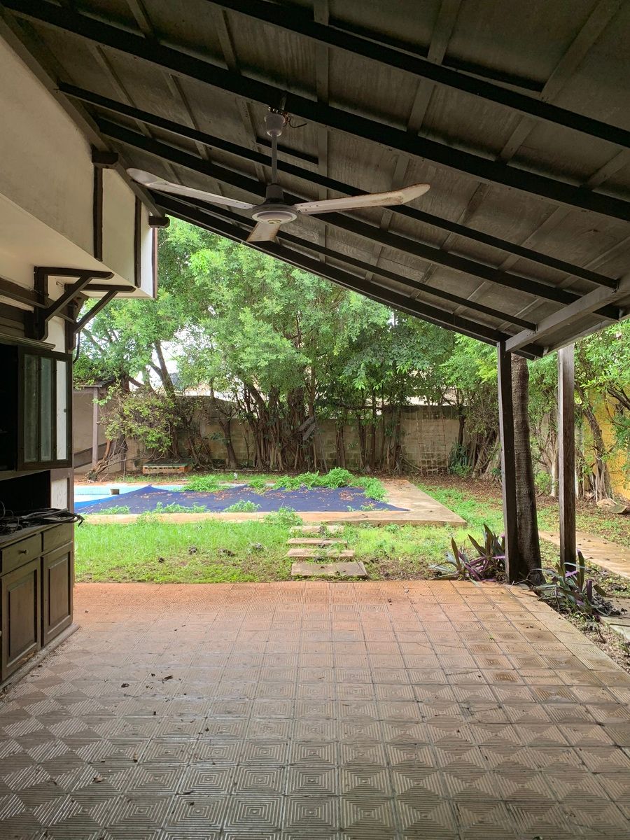 2 de 13: Piscina y jardín