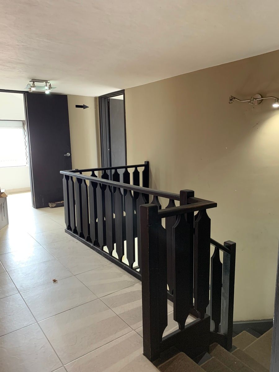 10 de 13: Pasillo y escalera