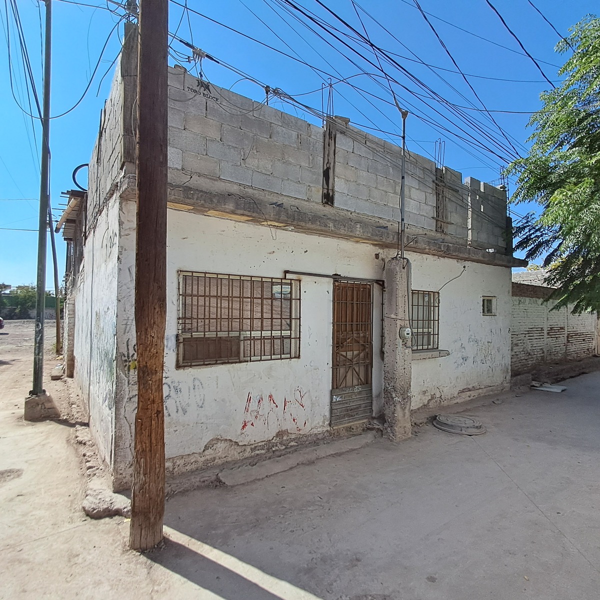 1 of 25: Fachada