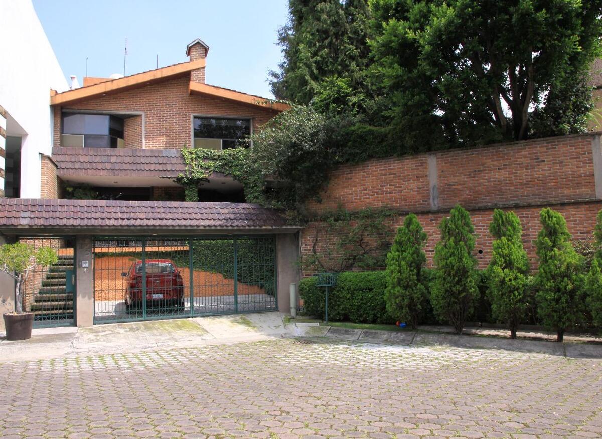 1 de 26: FACHADA Y ANEXO DE JARDIN