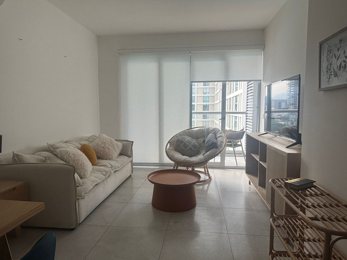 3 of 19: Sala con salida al balcón