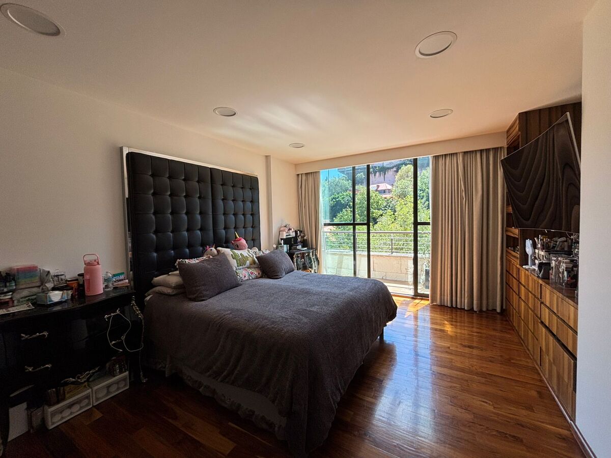 17 de 38: Recámara principal con balcón