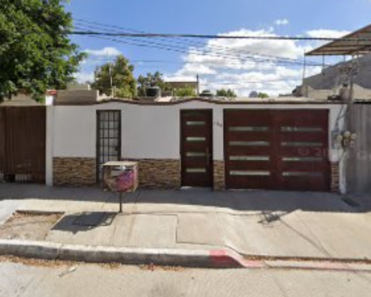 1 de 9: Frente del Depa, puerta de herrería del lado izquierdo