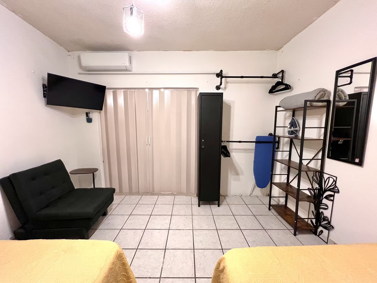 4 de 9: Vista de Recamara hacia área de cocina, con puerta corrediza