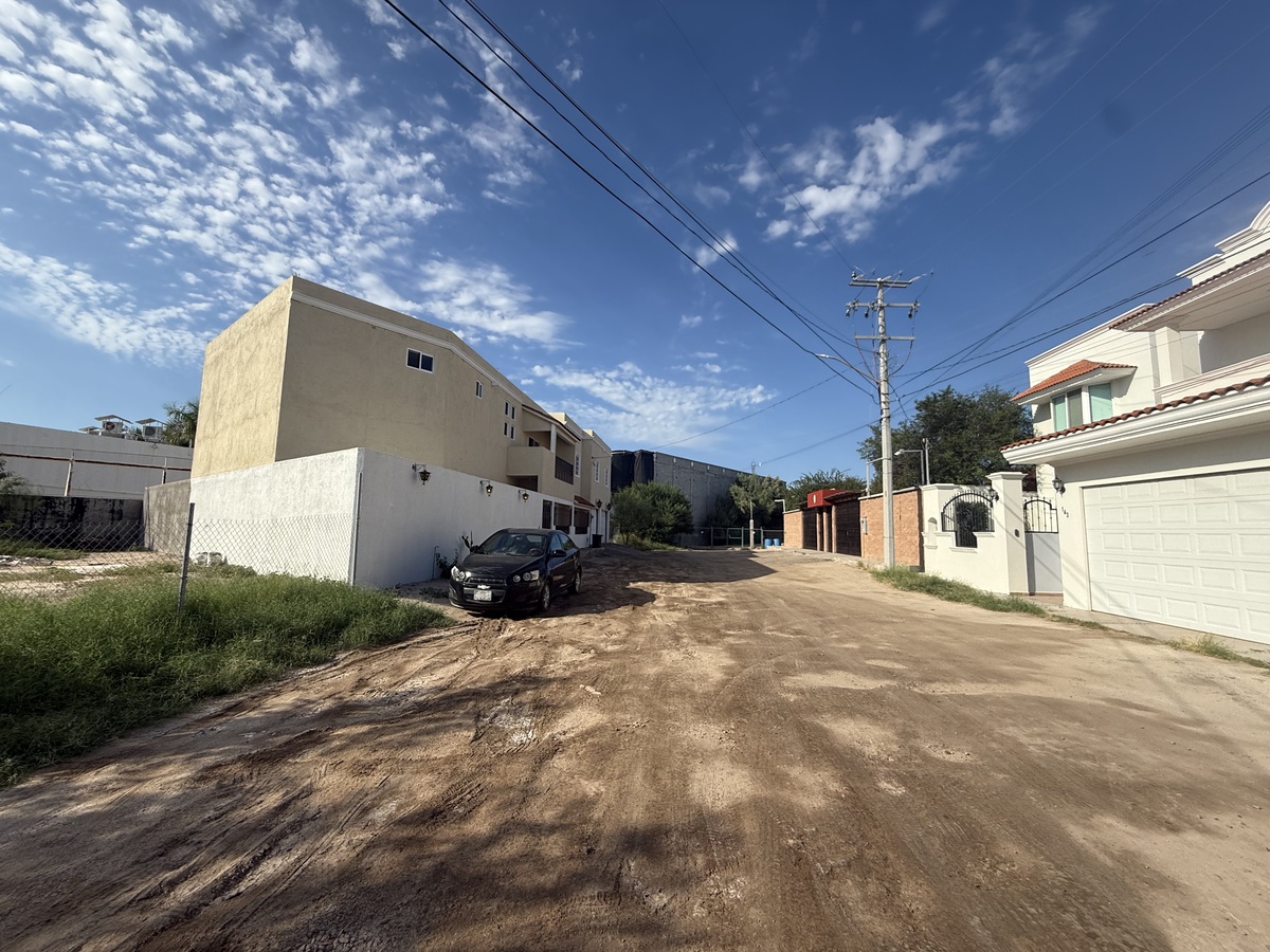 4 de 13: CALLE PIRAMIDE ( TERRENO A LA IZQUIERDA)