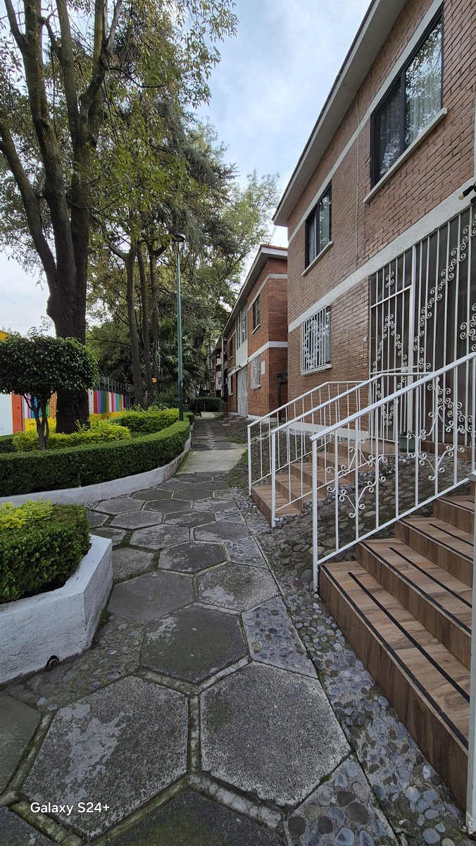 3 de 21: Escalera entrada al edificio