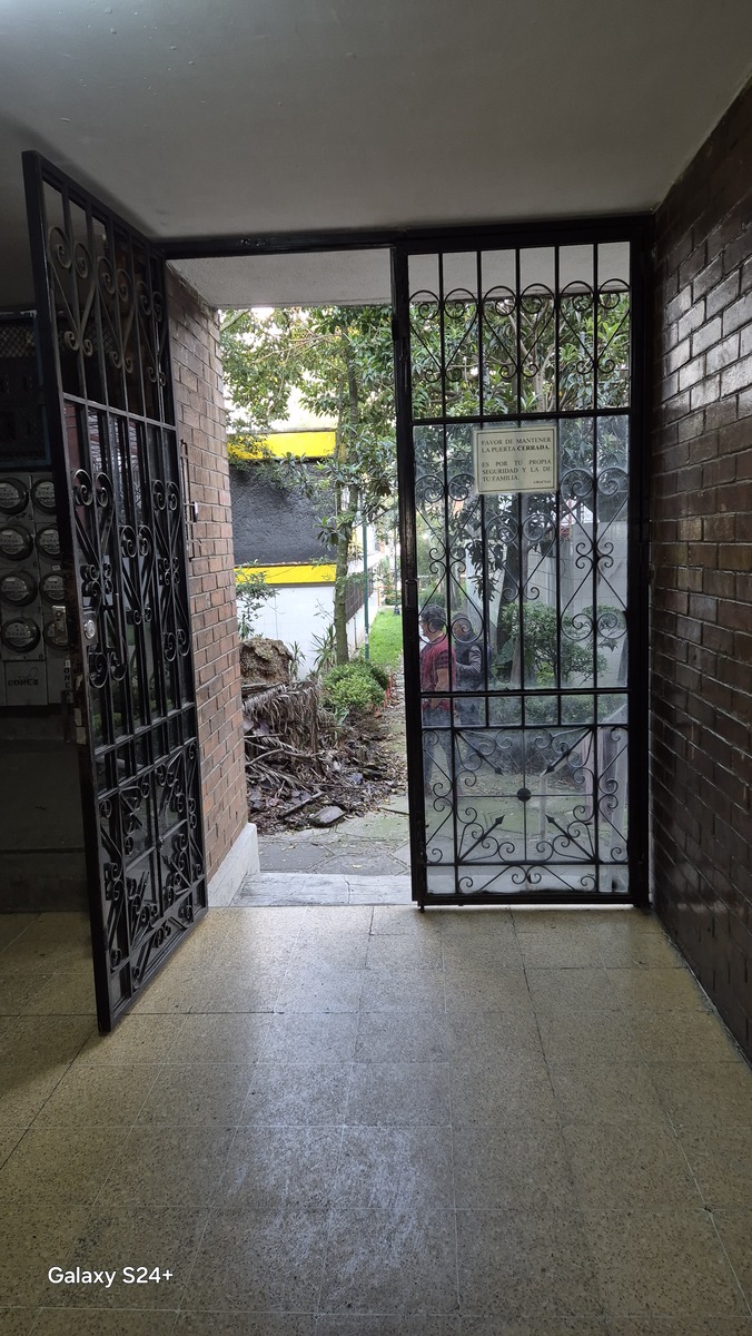 4 de 21: Puerta entrada al edificio